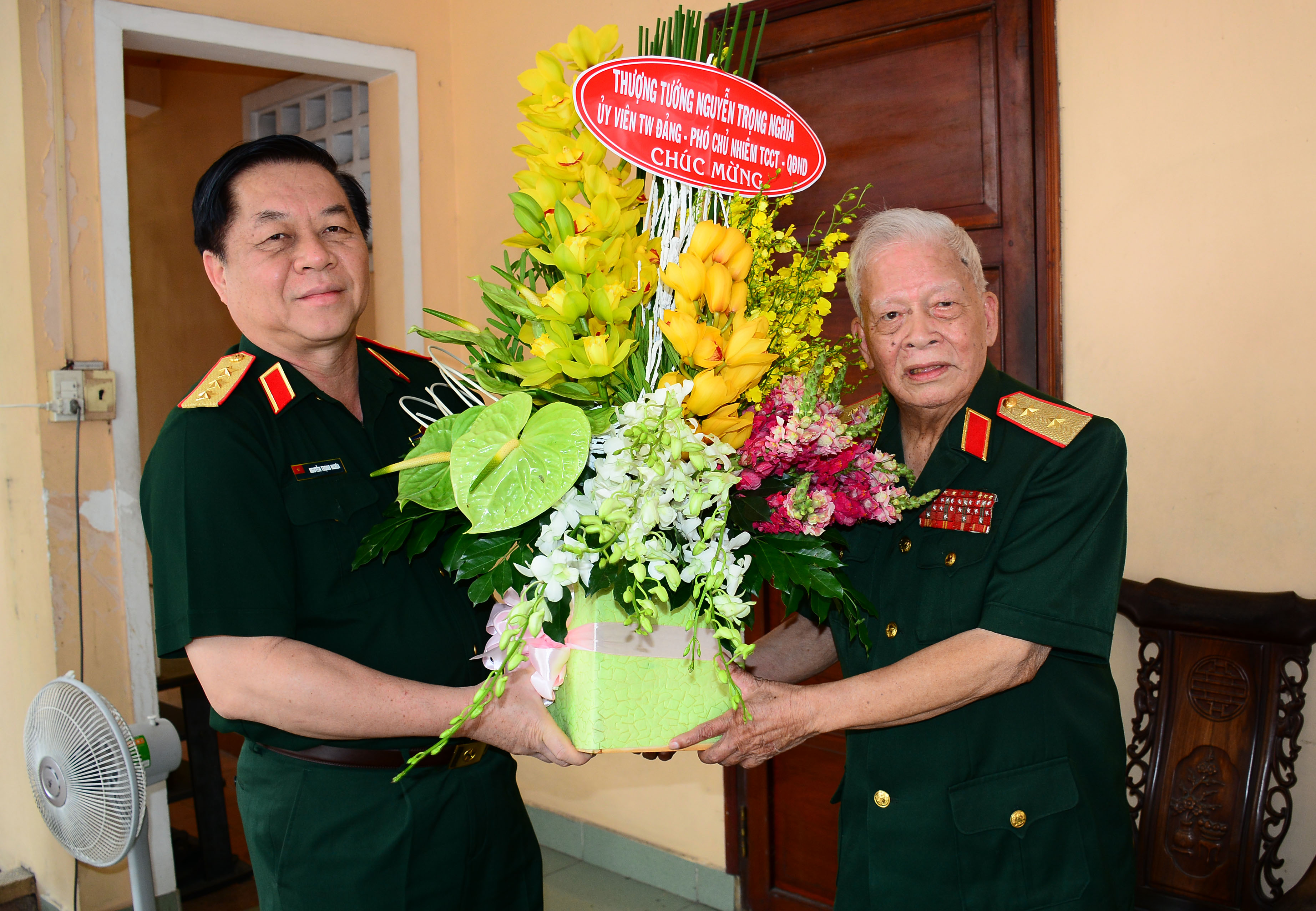 Trao Huy hiệu 70 năm tuổi Đảng tặng Trung tướng Lê Nam Phong